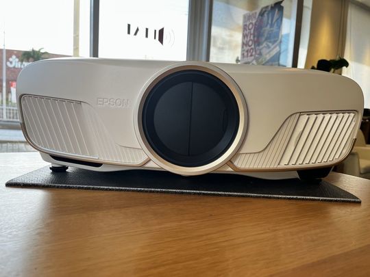 EPSON EH-TW8400 - 沖縄でオーディオ機器・ホームシアター等の販売