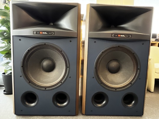 jdlスピーカー JBL、スタジオモニタ「4367WX」--伝統のブルーバッフルデザイン